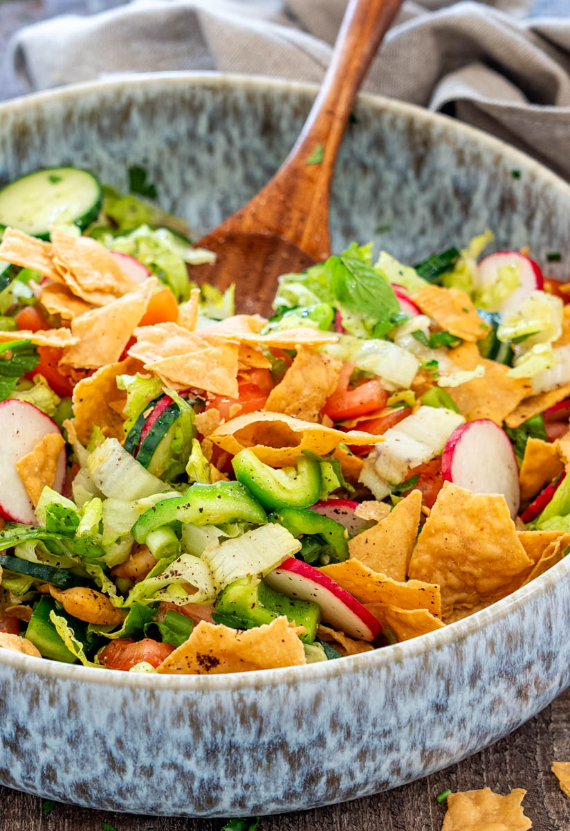Salată Fattoush libaneză cu legume proaspete și bucăți crocante de lipie