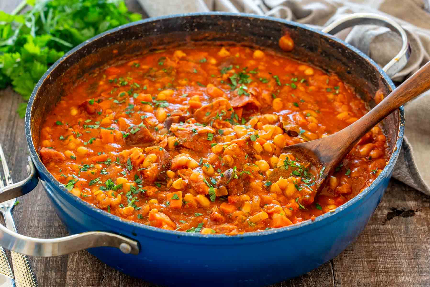 Iahnie de fasole cu ciolan afumat și legume în sos aromat de roșii