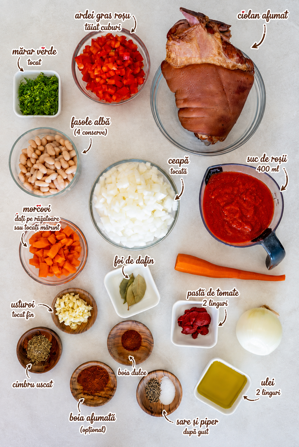 Ingrediente pentru iahnie de fasole cu ciolan afumat, legume, sos de roșii și condimente.