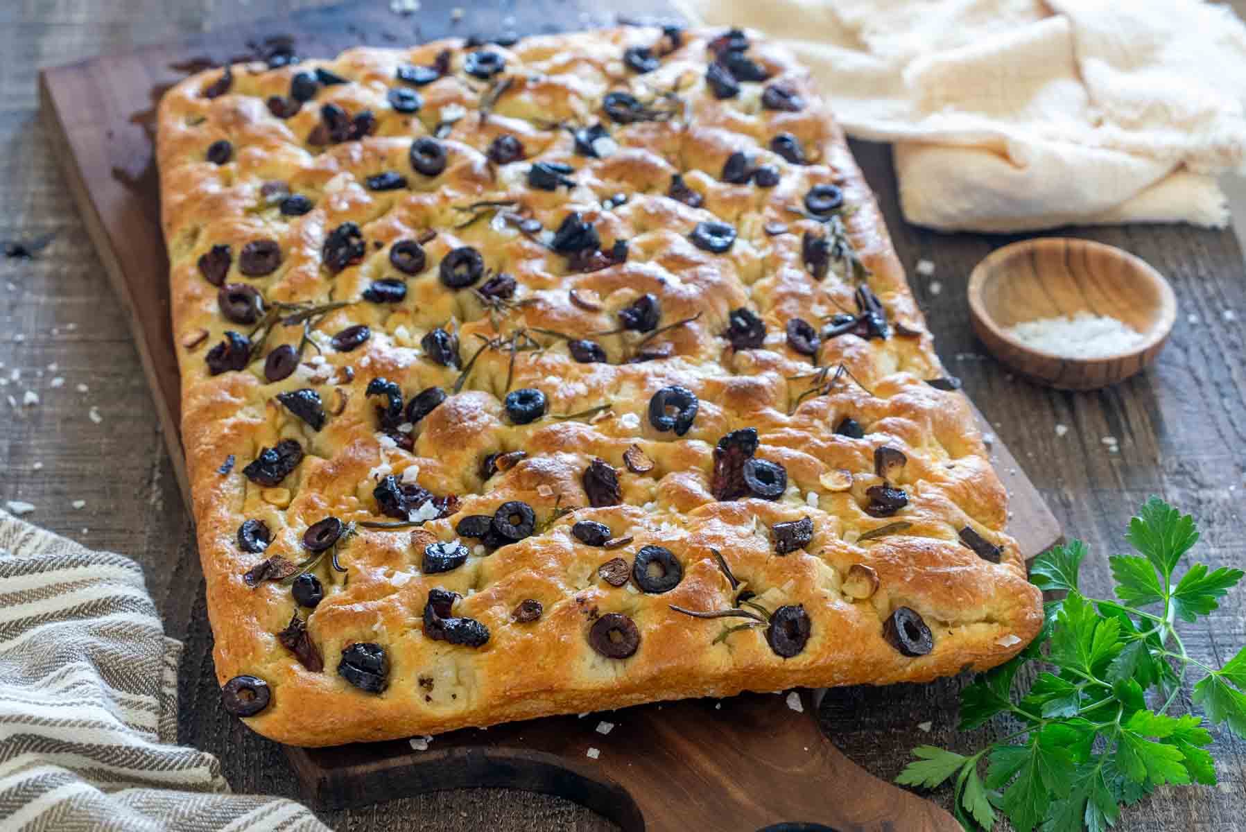 Focaccia de casă cu măsline negre, rozmarin și sare grunjoasă