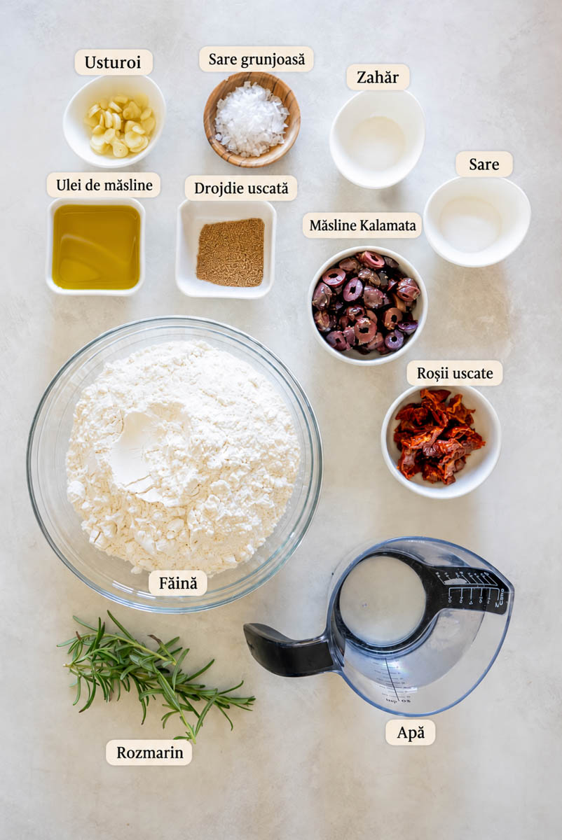 Ingredientele pentru aluatul de focaccia puse într-un bol