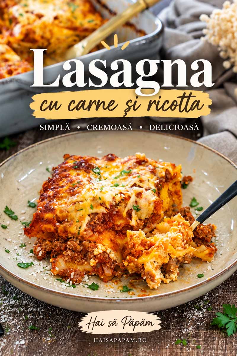 Poster Pinterest cu lasagna cu carne și ricotta, cu straturi de carne tocată, sos de roșii, ricotta și mozzarella rumenită.