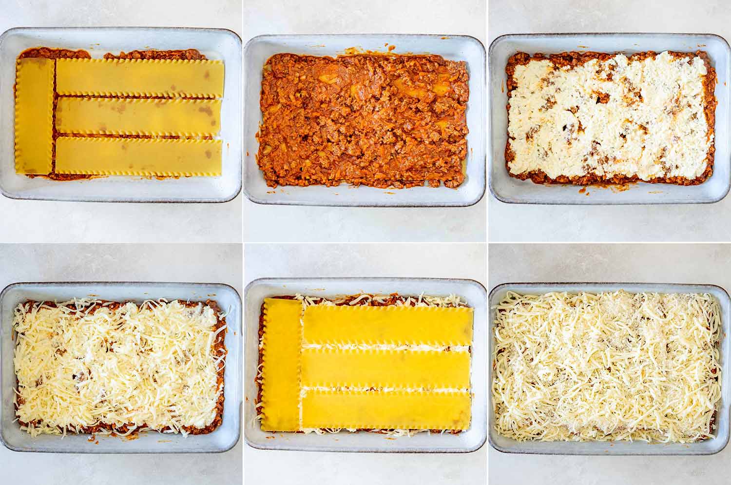 Foi de lasagna așezate peste sosul de carne în vasul de copt