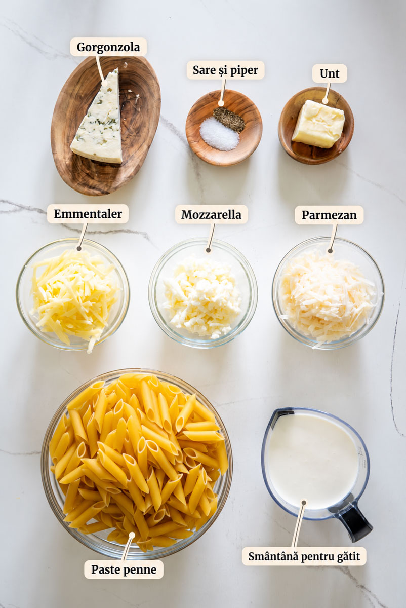 Ingrediente pentru paste Quattro Formaggi: penne, Gorgonzola, Emmentaler, mozzarella, parmezan, smântână pentru gătit, unt, sare și piper.