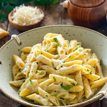 Paste Quattro Formaggi cu sos cremos de brânzeturi și pătrunjel verde