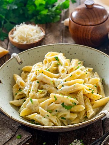 Paste Quattro Formaggi cu sos cremos de br&acirc;nzeturi și pătrunjel verde