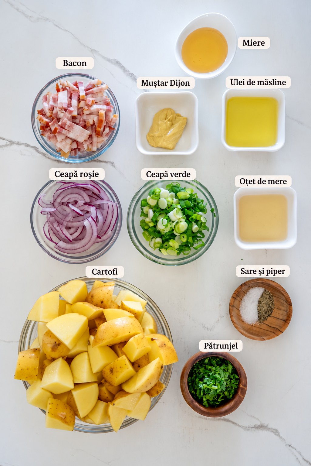 Ingrediente pentru salată germană de cartofi cu bacon și dressing de muștar Dijon.