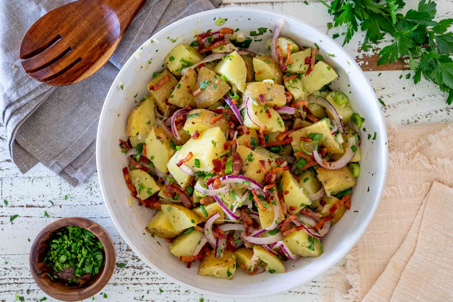 Salată germană de cartofi cu bacon crocant, ceapă roșie și pătrunjel.