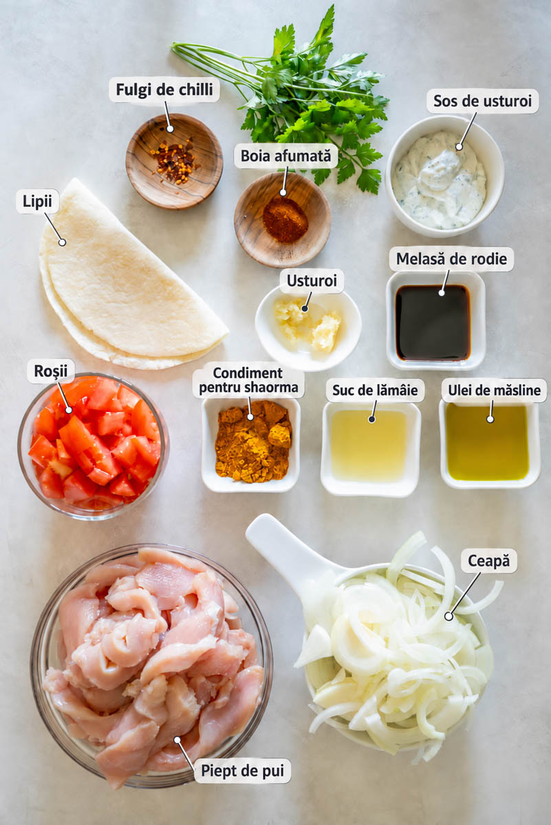 Ingrediente pentru șaorma de pui făcută în casă: piept de pui, lipii, ceapă, roșii, condimente, usturoi, sos și ulei de măsline
