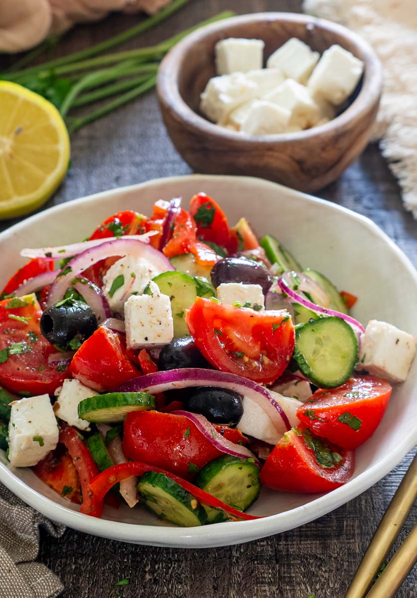 Salată bulgărească cu legume, br&acirc;nză și măsline.