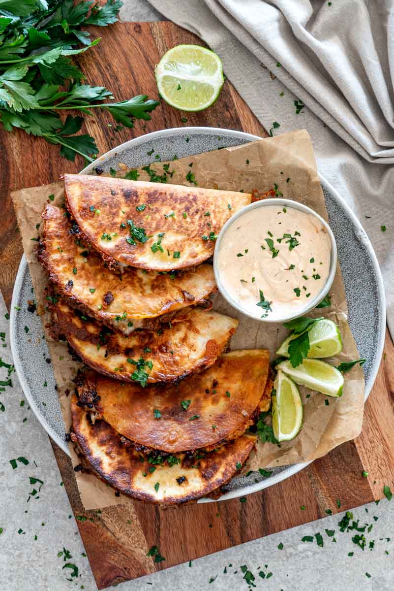 Tacos cu carne de vită și mozzarella topită, &icirc;n lipii aurii și crocante.