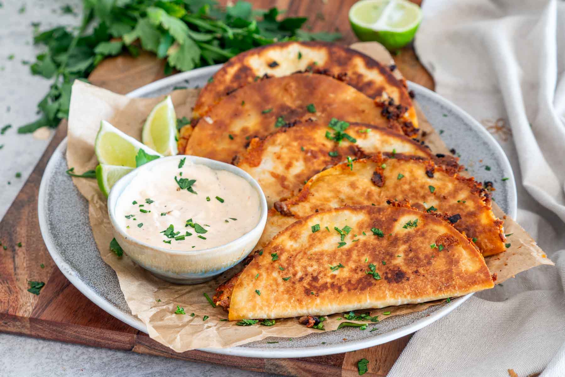 Tacos cu carne de vită și mozzarella &icirc;n lipii rumenite.