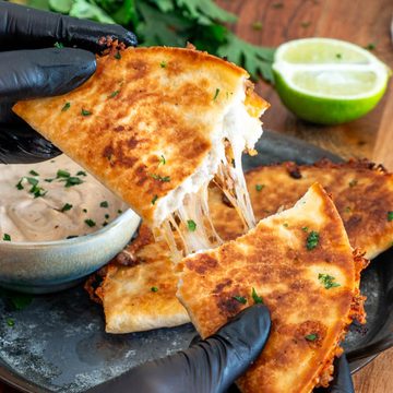Tacos crocanți cu carne de vită și mozzarella, rumeniți &icirc;n tigaie.