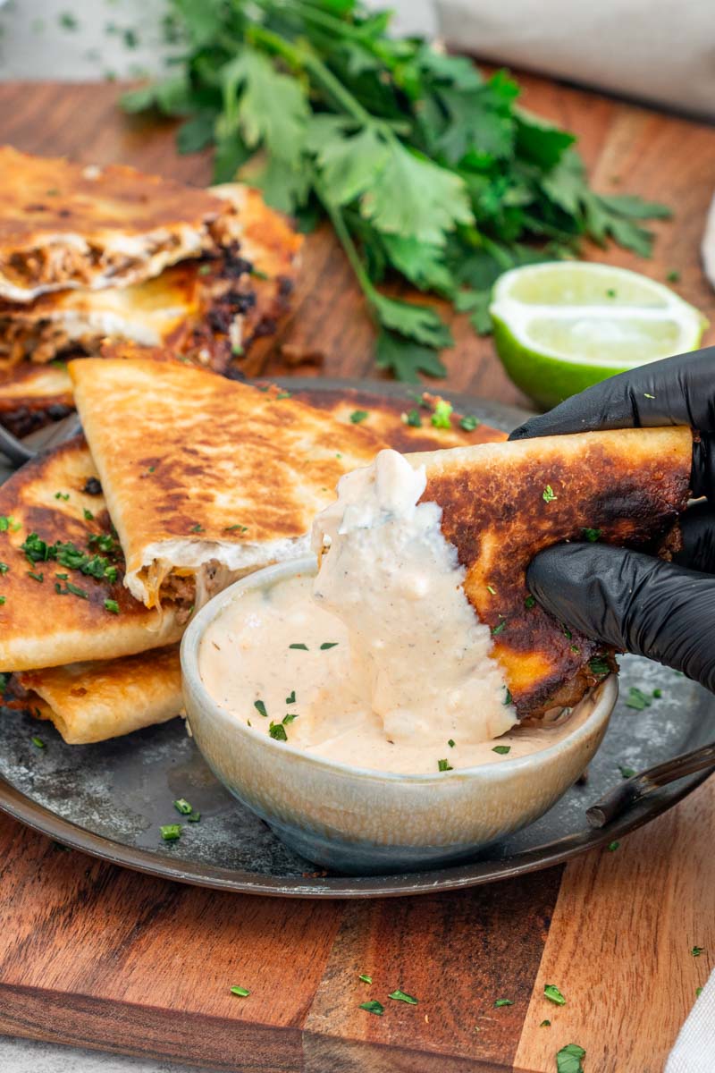 Tacos cu umplutură de carne de vită și mozzarella, &icirc;n tortilla pliată.