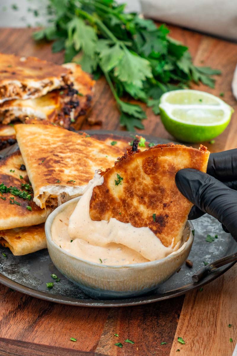 Tacos &icirc;n lipii de gr&acirc;u, cu umplutură de vită și br&acirc;nză mozzarella.